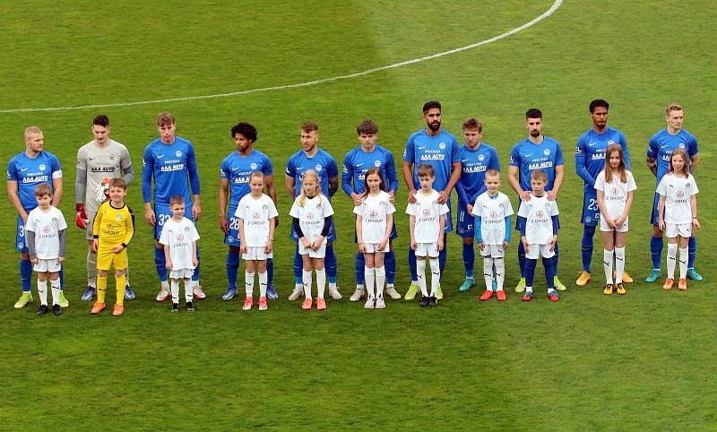 Fotbalisté Slovácka (bílé dresy) zakončili základní část FORTUNA:LIGY ve středu doma proti Liberci.