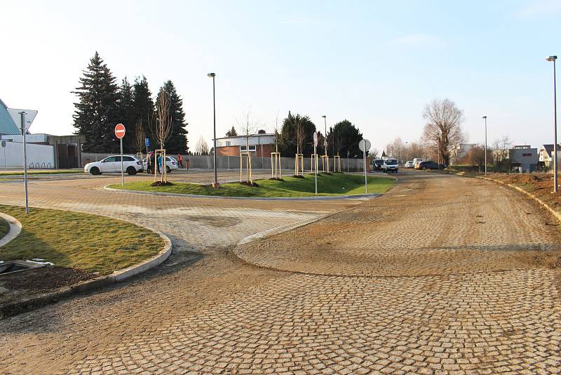 Vedle hřbitova v Mařaticích byla dokončena zbrusu nová točna pro autobusy, vzniklo i parkoviště pro čtrnáct osobních automobilů, autobusová zastávka, prostor pro odstávku autobusů a veřejné osvětlení.