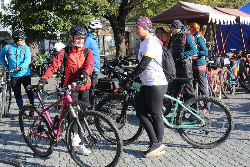 Příznivci cyklistiky a vína se 9. října dopoledne vydali z Masarykova náměstí v Uherském Hradišti do okolí v rámci tradiční akce s názvem Na kole vinohrady Uherskohradišťska. 