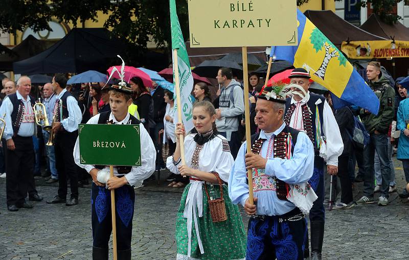 Tradičnímu defilé na Masarykově náměstí nepřálo počasí.