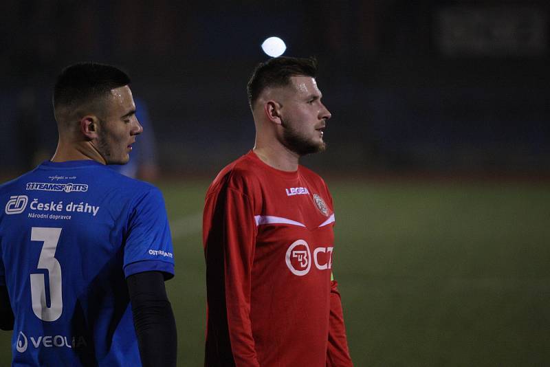 Fotbalisté Uherského Brodu (červené dresy) v přípravném zápase podlehli dorostu Baníku Ostrava 0:7.