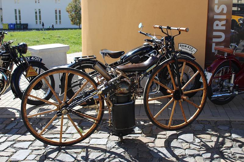 Slunečné počasí přálo v neděli cílové jízdě členů Slováckého Veteran Car Clubu Uherské Hradiště.