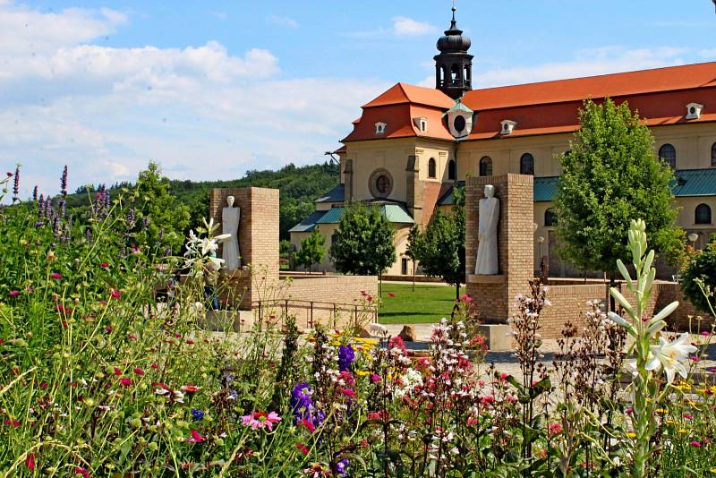 Zbrusu nové skulptury světců Cyrila a Metoděje vítají poutníky při vstupu do církevního areálu Velehradu.