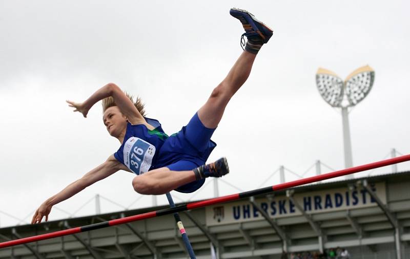 Hry VI. letní olympiády dětí a mládeže ČR ve Zlínském kraji. Atletika na atletickém stadionu v Uherském Hradišti.  skok o tyči