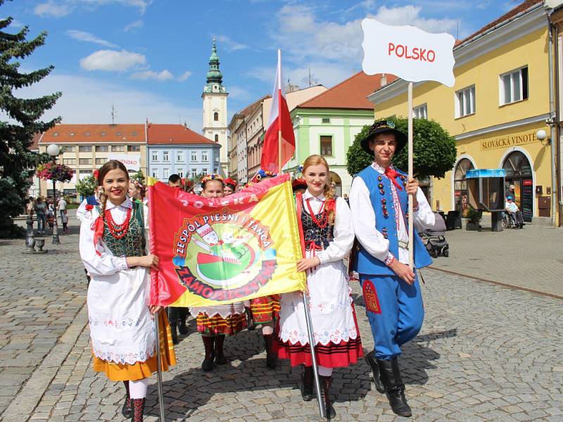 Krojovaný průvod v ulicích Uherského Hradiště tradičně patří k zahájení Kunovského léta. 