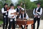 Buchlovická cimbálovka Rubáš vyhrávala fajnšmekrům k ochutnávání vína i členům Folklórního studia. (První zleva je spolupracovník redakce Michal Lapčík).  