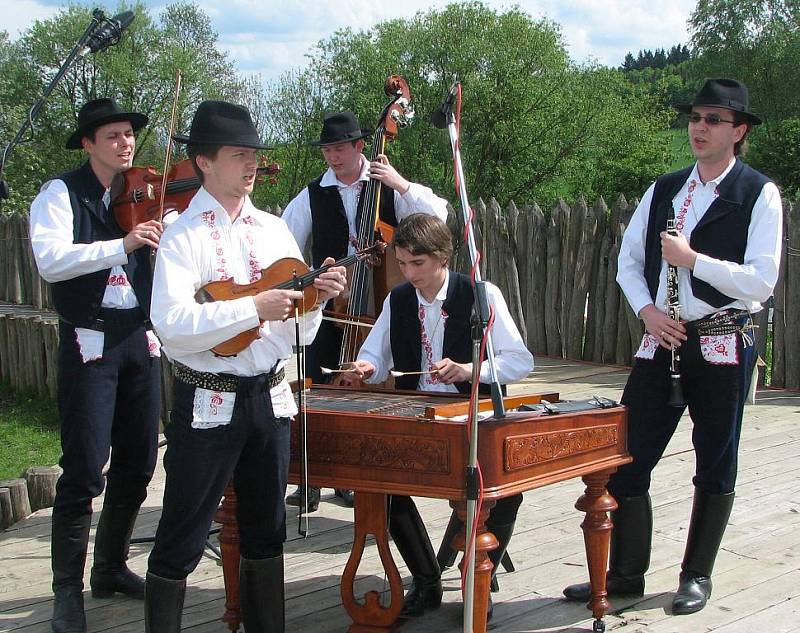 Buchlovická cimbálovka Rubáš vyhrávala fajnšmekrům k ochutnávání vína i členům Folklórního studia. (První zleva je spolupracovník redakce Michal Lapčík).  