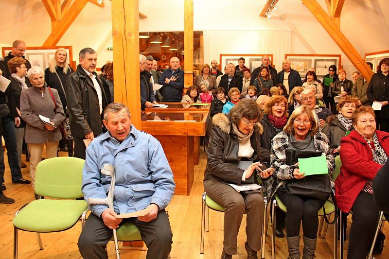 Amatérské výtvarník Josef Sedláček si jako médium zvolil pastel. Obrazy jím vytvořené vystavuje v Buchlovicích.					Foto: Zdeněk Skalička