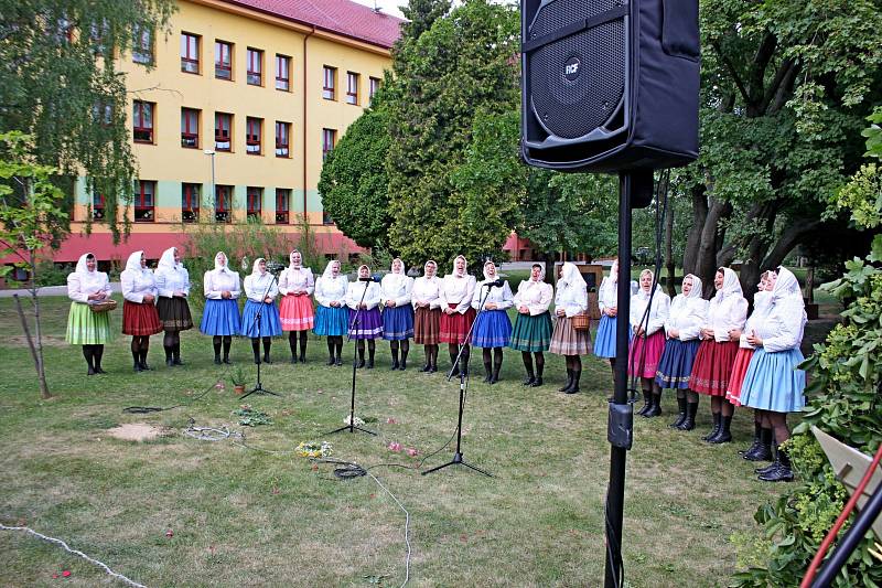 Drmolice z Polešovic s babkou kořenářkou přišly dívkám i ženám na pomoc, když na ně přijde toužení jako velká moc.