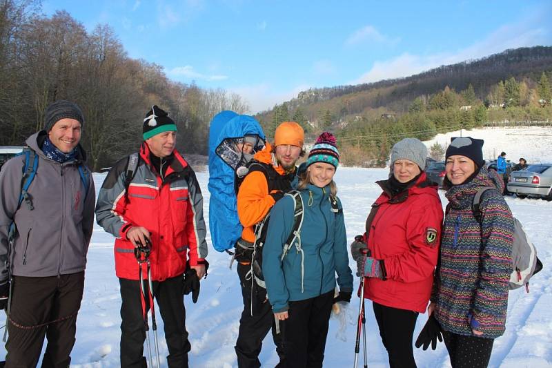 Při výšlapu okolím Břestecké skály zamířilo hodně turistů k sekvojovci obrovskému. Lidé si nenechali ujít ani zabijačkové dobroty.