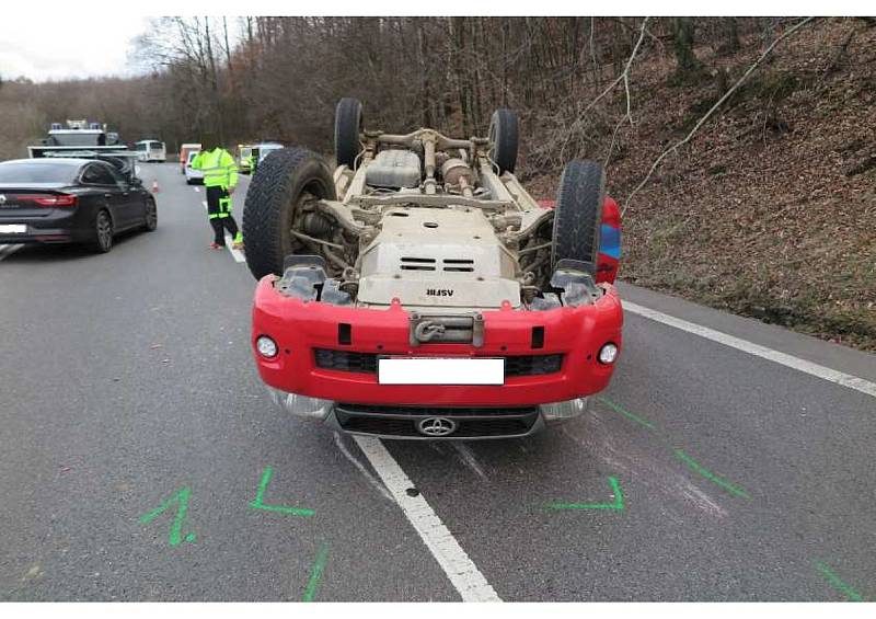 Průjezd Chřiby u Starých Hutí blokovala Toyota na střeše s převráceným vozíkem.