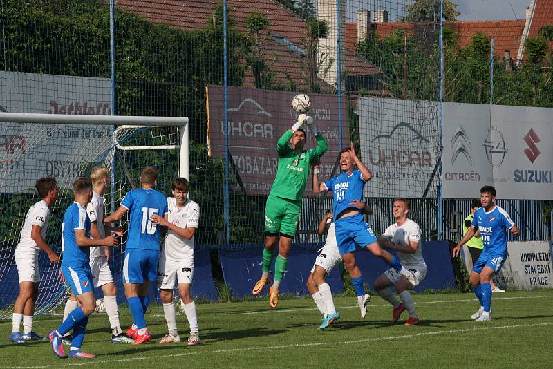 Fotbalisté Slovácka B (bílé dresy) v páteční předehrávce 32. kola MSFL remizovali na hřišti v Kunovicích s juniorkou Ostravy 2:2.