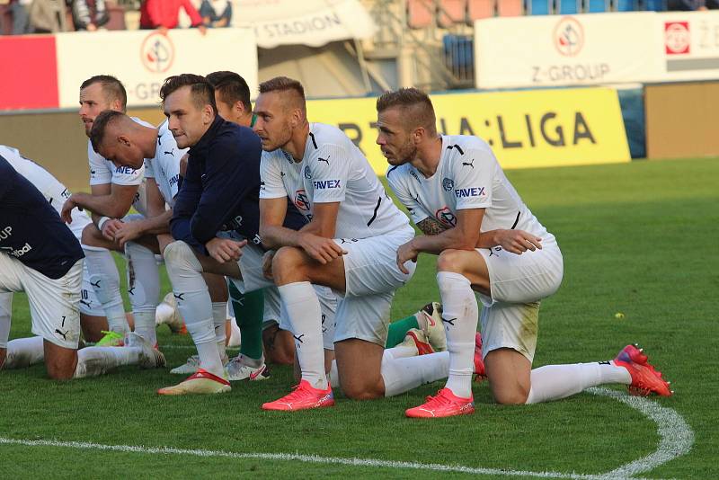Fotbalisté Slovácka (bílé dresy) v 8. kole FORTUNA:LIGY  přehráli Zlín 3:0.