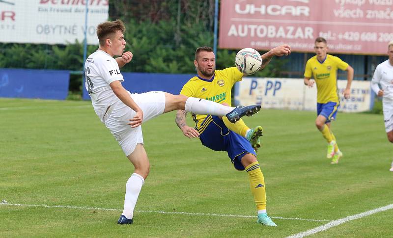 Osmnáctiletý záložník Slovácka Martin Kudela (bílý dres) v derby se Zlínem B.