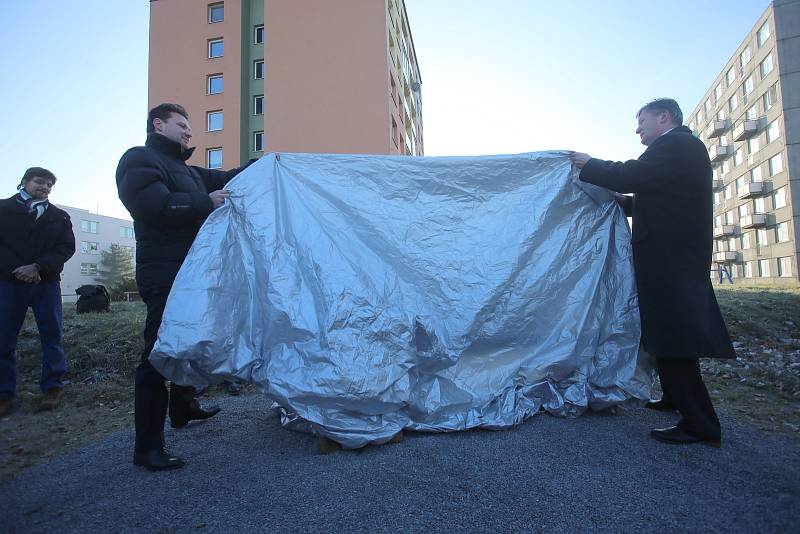 Slavnostní odhalení pamětní lavičky se sochou Jana Antonína Bati na břehu řeky Moravy v Uherském Hradišti.