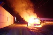 Noční požár proměnil nákladní auto v ohořelou kostru. Škoda za více než milion korun; čtvrtek 1. června 2023
