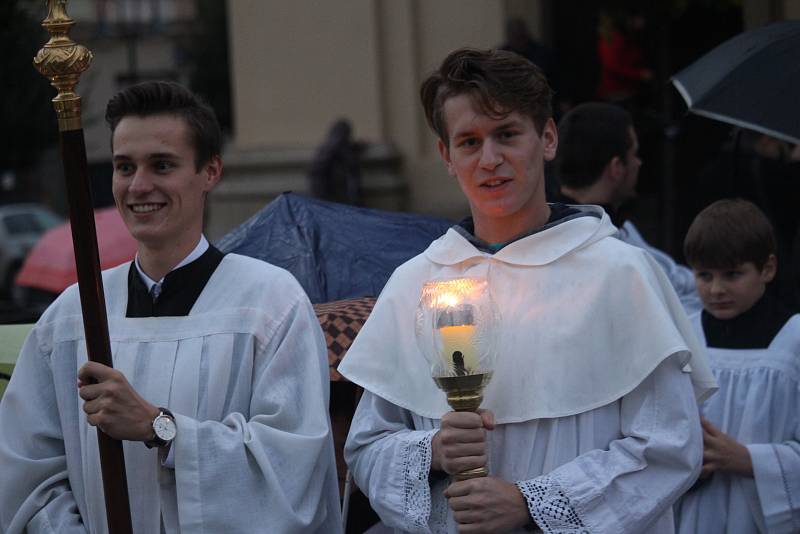 Uherskobrodskou Růžencovou pouť ozdobil i letos průvod se svícemi od farního do klášterního kostela.