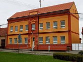 Základní škola v Huštěnovicích volala několik let po obnově fasády. Letos se jí dočkala. 