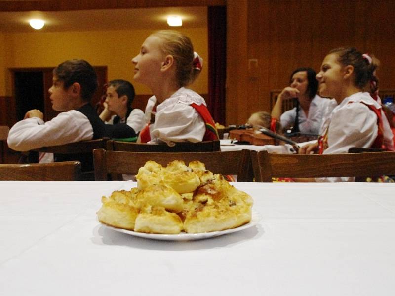 Ovčí sýr, žinčicu, halušky, hafirovicu, výrobky lidových tvůrců, hudbu v podání gajdošů, hru na zvonce, tanec i zpěv. To všechno v sobotu a v neděli přivezli do Vlčnova lidé ze slovenského regionu Orava, aby tam svůj představili svůj rodný kraj.