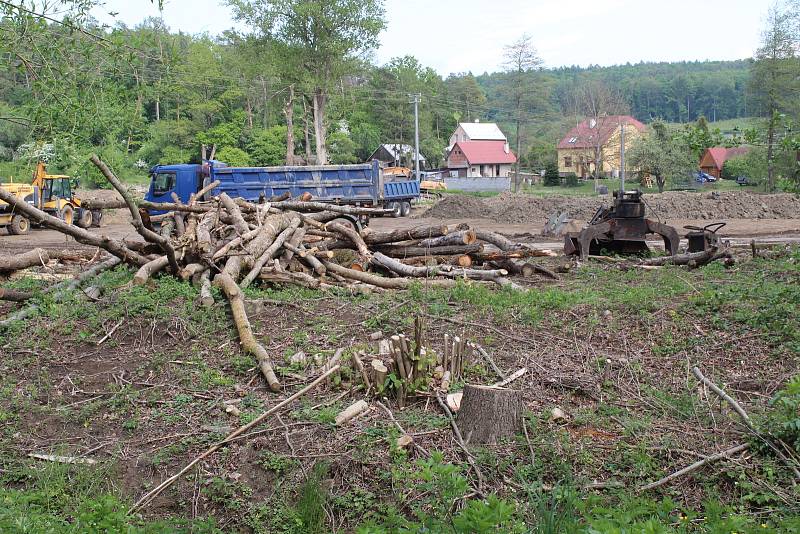 Zásadní obnova na rybníku Hluboček v Březolupech za vesnicí