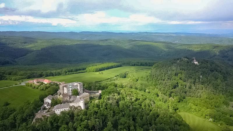 Buchlov (německy Buchlau) je královský hrad stojící na stejnojmenném kopci v Chřibech nad Buchlovicemi.