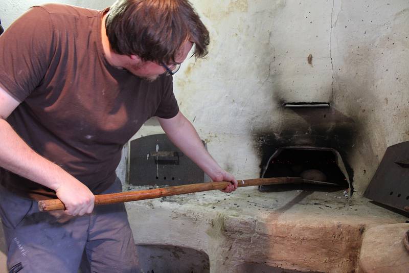 Pečení chleba v areálu starobylého Muzea Na Mlýně v Dolním Němčí