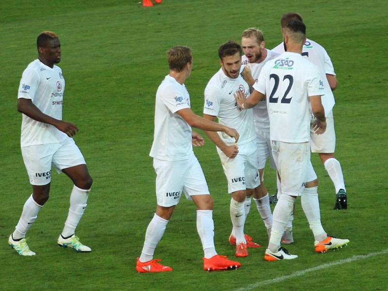 Marek Havlík (3. zleva) se v klubku spoluhráčů raduje z gólu na 1:1.