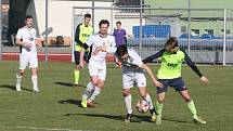 Fotbalisté Hluku (fosforové dresy) v dohrávce 10. kola krajské I. A třídy skupiny B deklasovali Bojkovice 8:1.