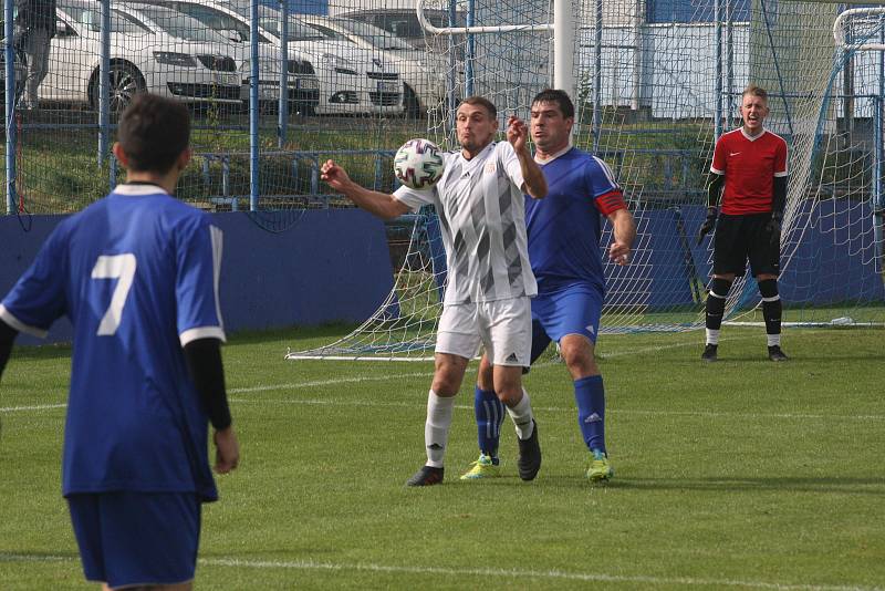 Fotbalisté Kunovic (modré dresy) v 11. kole krajské I. A třídy skupiny B i bez omluveného trenéra Chaloupky zdolali Těšnovice 2:1.