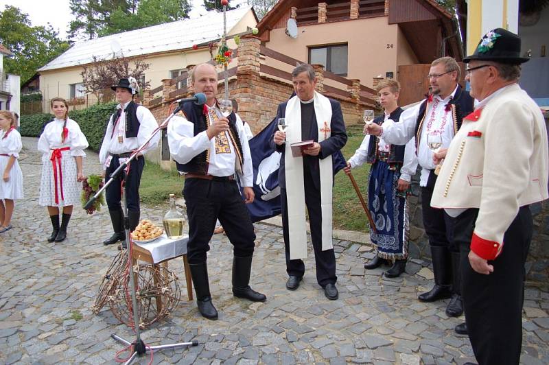 V Modré žehnali víno a zarážali horu