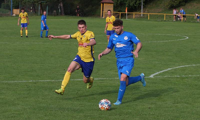 Fotbalisté Starého Města (žluté dresy) zdolali ve šlágru 4. kola I. B třídy sk. C domácí Ořechov 4:0.