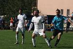 Fotbalisté Ořechova (bílé dresy) v hodovém derby porazili Polešovice 2:0.