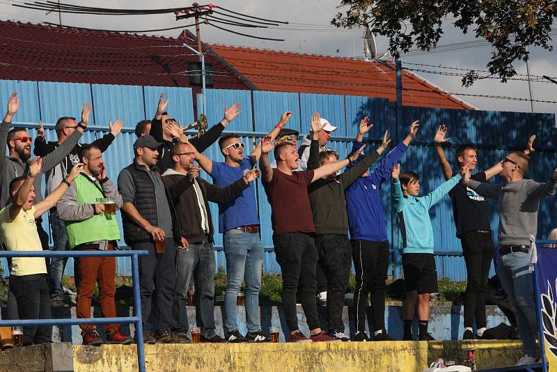 Fotbalisté Starého Města (žluté dresy) v 8. kole I. B třídy skupiny C přetlačili Slavkov 2:1.