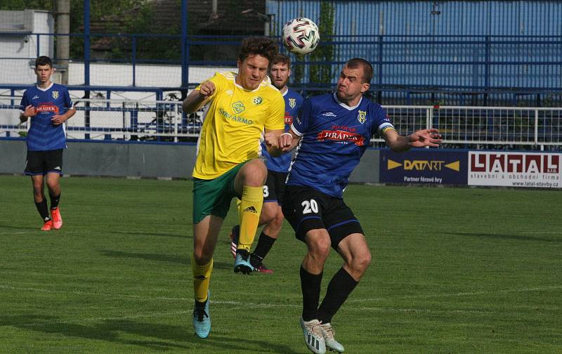 Fotbalisté Starého Města (modré dresy) ve čtvrtfinále Poháru Zlínského KFS zdolali Boršice na pokutové kopy. Dramatický duel sledovalo 550 diváků.