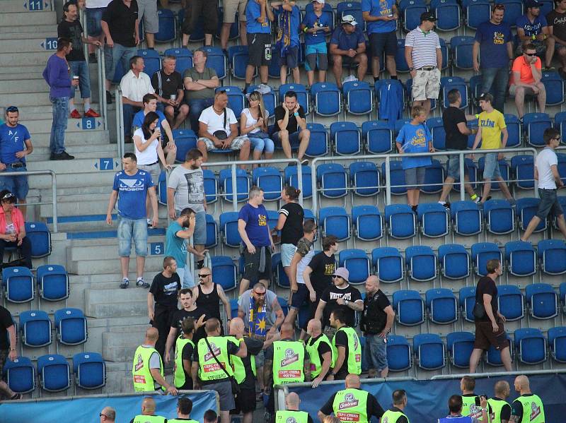 Hosty ze Zlína, Bratislavy i Brna, kteří se přijeli do Uherského Hradiště podívat na zápas o Československý pohár mezi FK Fastav Zlín a ŠK Slovan Bratislava, musela po městě doprovázet policie.