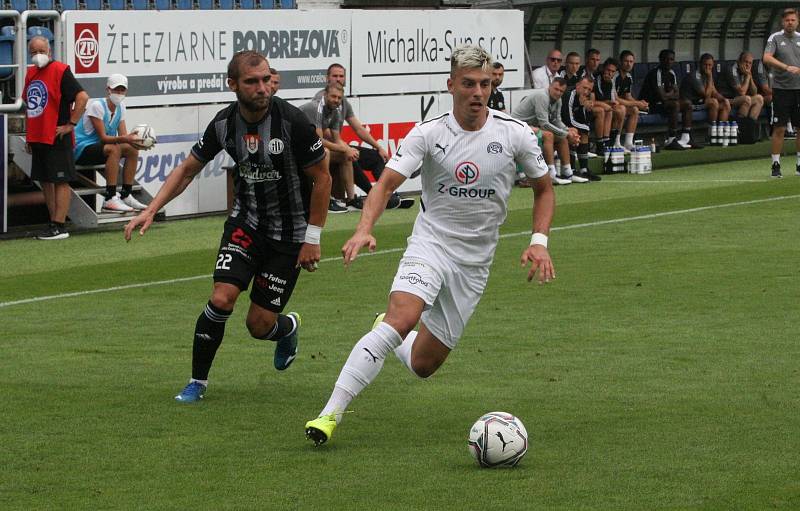 Fotbalisté Slovácka (bílé dresy) ve 2. kole FORTUNA:LIGY hostili České Budějovice.