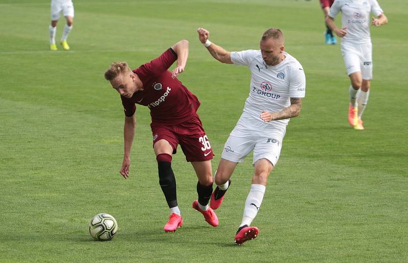 Fotbalisté Slovácka (v bílých dresech) v posledním zápase základní části FORTUNA:LIGY prohráli se Spartou 0:2