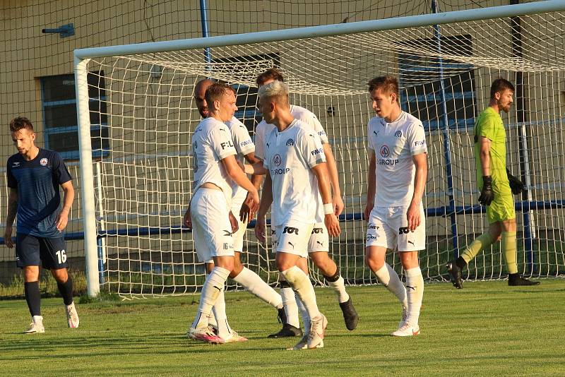 Fotbalisté Slovácka (bílé dresy) na úvod přípravy přehráli Vyškov 6:1.