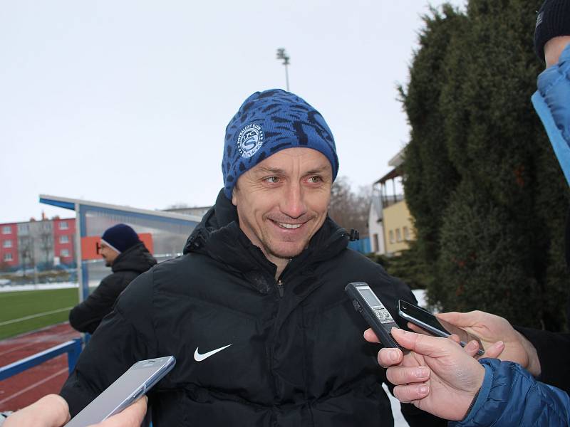 Fotbalisté Slovácka (v bílých dresech) na umělé trávě v Uherském Brodě přehráli druholigové Vítkovice 4:0. Foto: Deník/Stanislav Dufka