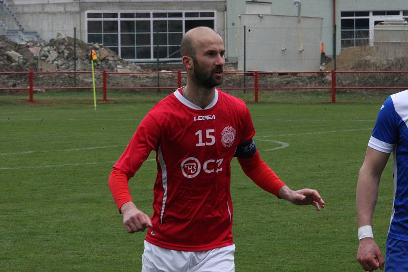 Fotbalisté Uherského Brodu (červené dresy) hráli v sobotu dopoledne s Frýdkem-Místkem bez branek.