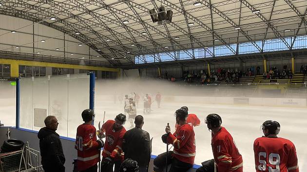Sobotní zápas hokejistů Kroměříže a Uherského Ostrohu poznamenala mlha nad ledem.