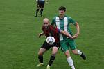 Fotbalisté Zlechova (červenočerné dresy) v 6. kole I. B třídy skupiny C zdolali Ostrožskou Novou Ves 1:0.