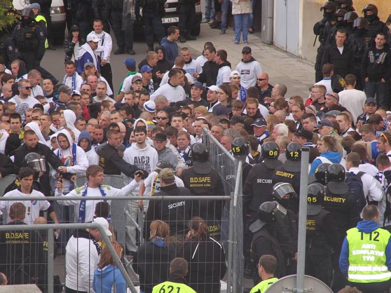 před utkáním došlo k potyčkám mezi fanoušky Baníku a policií.