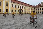 Čestné kolečko na kolech po Stojanově nádvoří před bazilikou a gymnáziem.