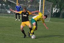 Fotbalisté Boršic (žluté dresy) porazili Slušovice 2:1 a postoupili do čtvrtfinále Poháru Zlínského KFS.