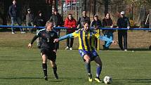 Fotbalisté Buchlovic (žlutomodré dresy) v posledním zápase podzimní části podlehli vedoucím Osvětimanům 1:2.