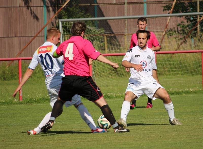 Někdejší ligový obránce Miloslav Penner (v tmavém) poznal, jak bolí fotbal v okresním přeboru. Jeho Hluk B navíc na hřišti Slovácka C prohrál 1:3.