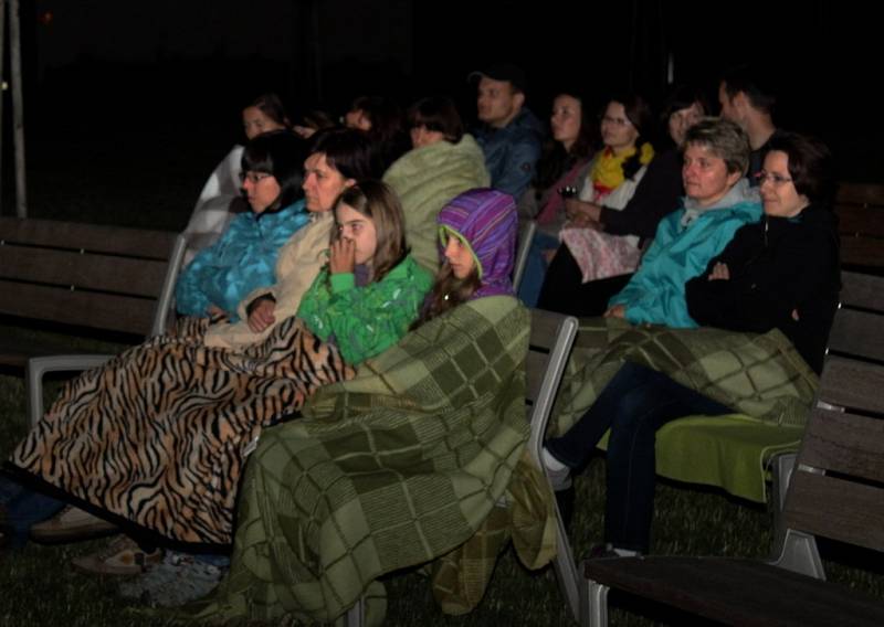 Sedmý ročník hudebního minifestivalu Šroubek se uskutečnil u nové hradby s nikami a osmi světci. Tentokrát s bazilikou v zádech posluchačů.