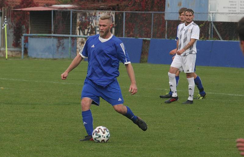 Fotbalisté Kunovic (modré dresy) v 11. kole krajské I. A třídy skupiny B i bez omluveného trenéra Chaloupky zdolali Těšnovice 2:1.