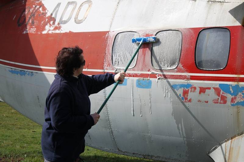 Hasiči i dobrovolníci pomáhali s očistnou kúrou letounů.